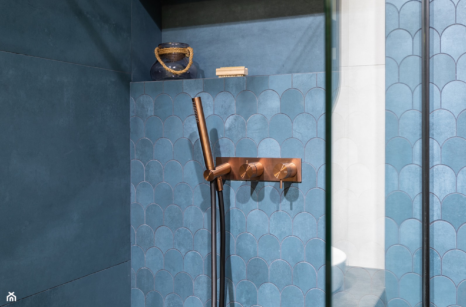 Mała łazienka z prysznicem w niebieskich kolorach - zdjęcie od Maxfliz Salony Wyposażenia Wnętrz - Homebook