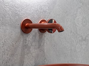 Łazienka z prysznicem i szarymi płytkami w połączeniu z czerwoną armaturą Gessi - zdjęcie od Maxfliz Salony Wyposażenia Wnętrz