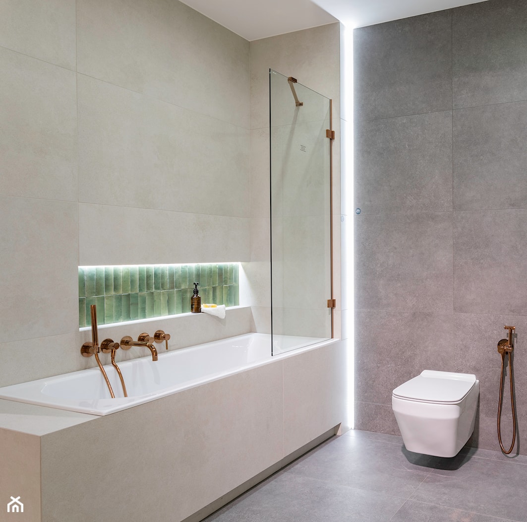 Zielona łazienka z zabudowaną wanną - zdjęcie od Maxfliz Salony Wyposażenia Wnętrz - Homebook