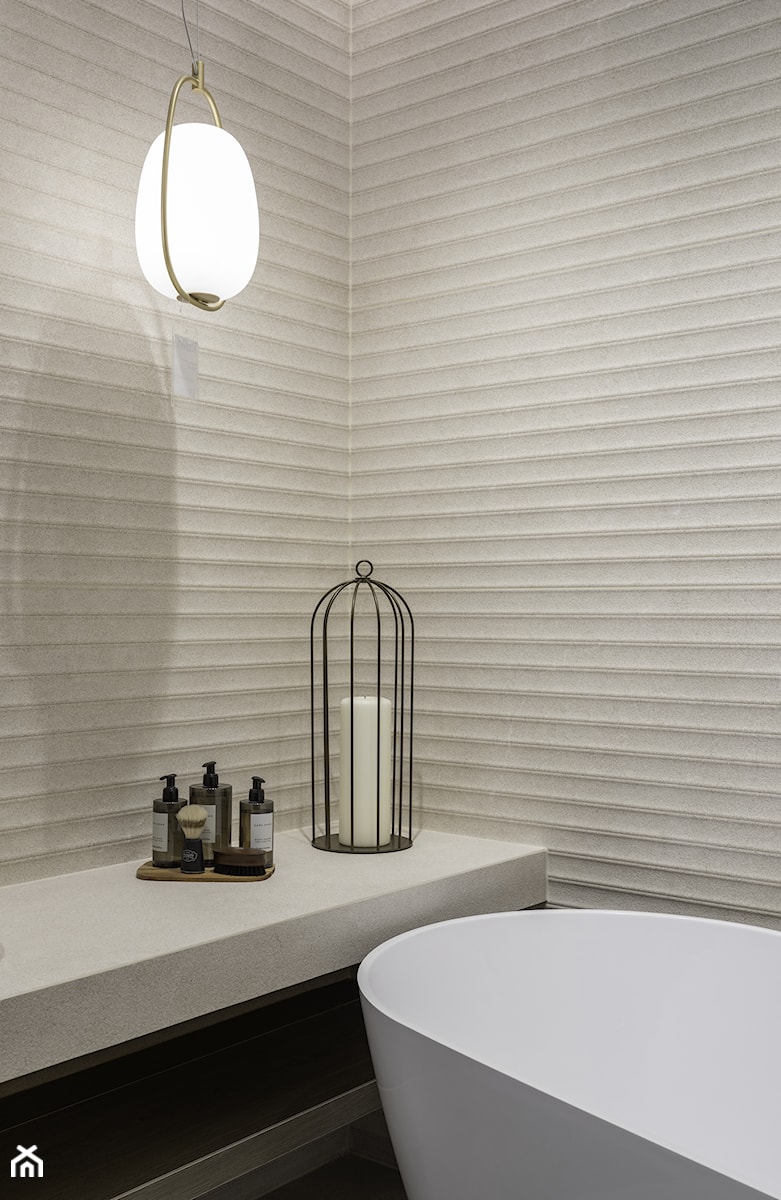 Beżowa łazienka z wanną wolnostojącą i dekoracyjnymi płytkami - zdjęcie od Maxfliz Salony Wyposażenia Wnętrz
