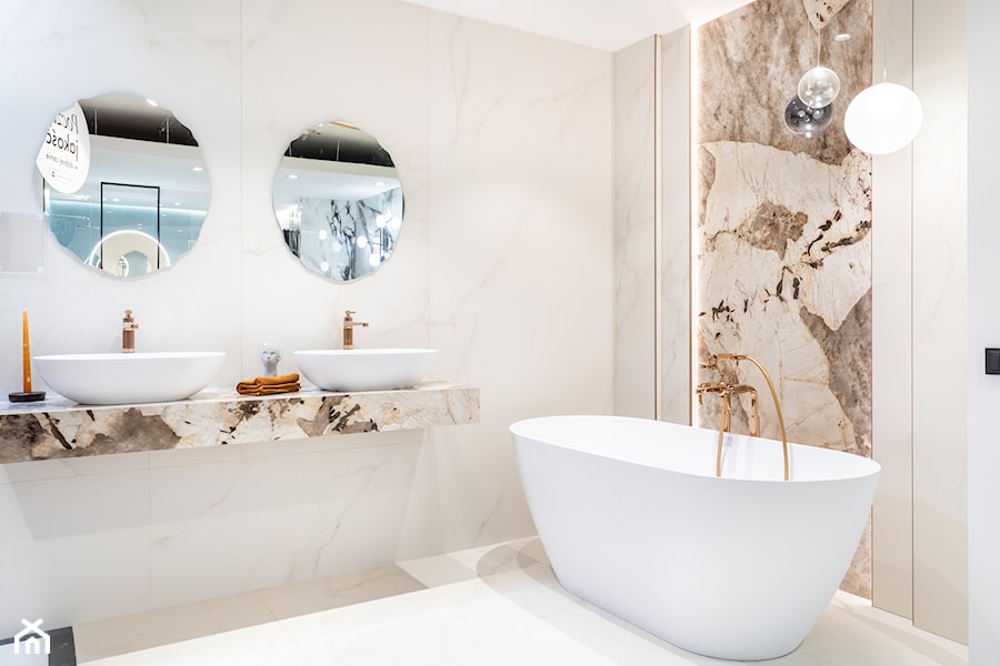 Elegancka łazienka z wanną wolnostojącą i złotą armaturą - zdjęcie od Maxfliz Salony Wyposażenia Wnętrz