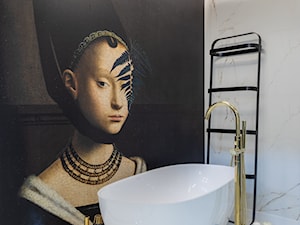 Łazienka z wanną i ozdobną tapetą - zdjęcie od Maxfliz Salony Wyposażenia Wnętrz