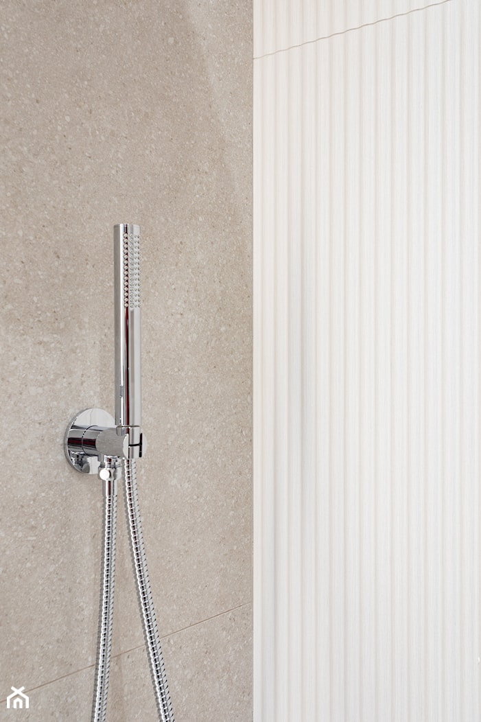 Jasna łazienka z wanną – inspiracja w stylu warm minimalism - zdjęcie od Maxfliz Salony Wyposażenia Wnętrz - Homebook