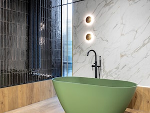 Nowoczesna łazienka z zieloną wanną i czarnymi kafelkami - zdjęcie od Maxfliz Salony Wyposażenia Wnętrz