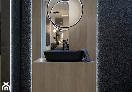 Czarna łazienka z prysznicem – inspiracja z drewnem - zdjęcie od Maxfliz Salony Wyposażenia Wnętrz