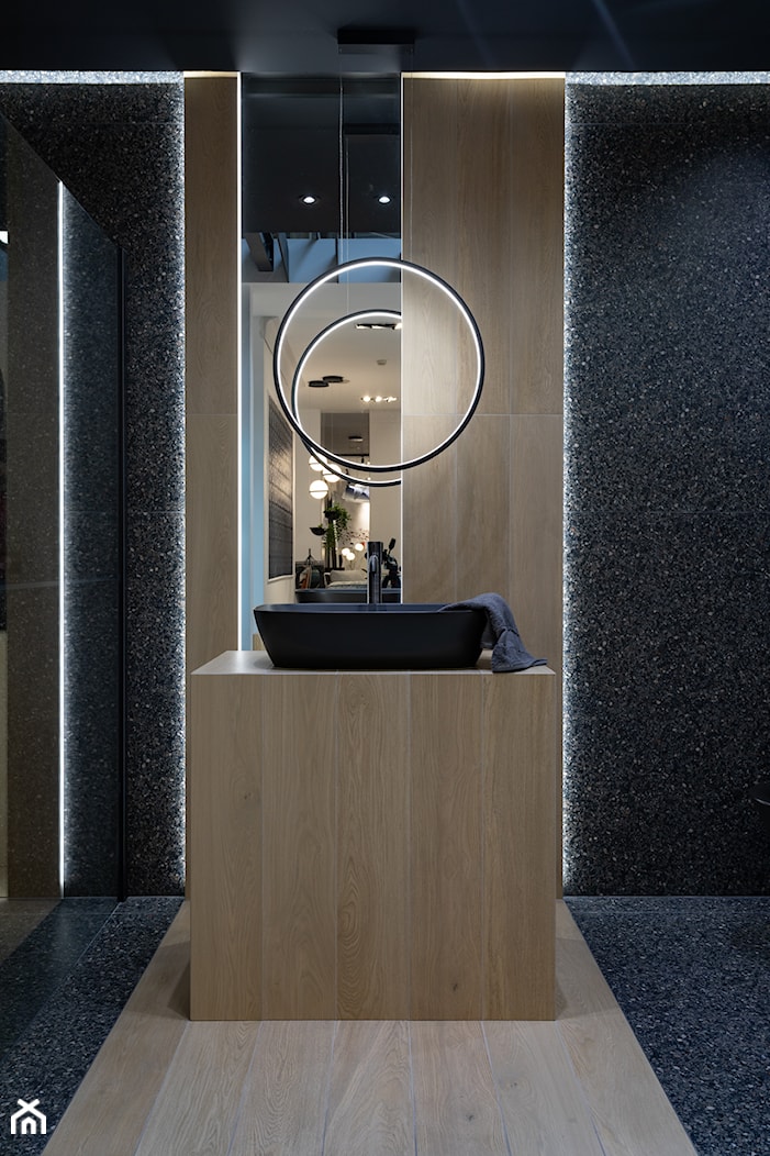 Czarna łazienka z prysznicem – inspiracja z drewnem - zdjęcie od Maxfliz Salony Wyposażenia Wnętrz - Homebook