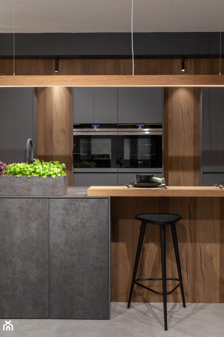 Nowoczesna kuchnia z elementami szkła i drewna - zdjęcie od Maxfliz Salony Wyposażenia Wnętrz