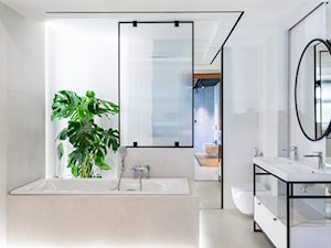 Biała łazienka z wanną – pomysł na aranżację małego wnętrza