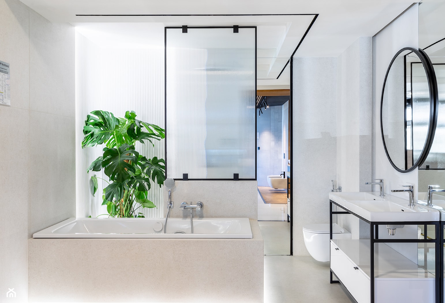 Biała łazienka z wanną – pomysł na aranżację małego wnętrza - zdjęcie od Maxfliz Salony Wyposażenia Wnętrz - Homebook