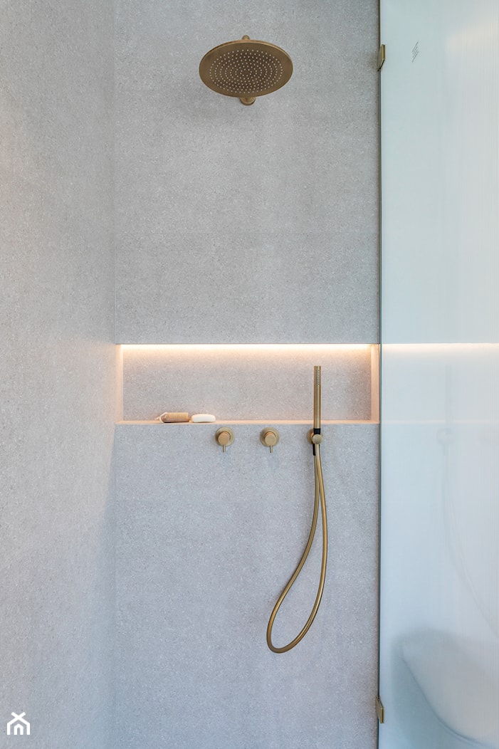 Łazienka z prysznicem w delikatnych kolorach – inspiracja w błękicie i złocie - zdjęcie od Maxfliz Salony Wyposażenia Wnętrz - Homebook