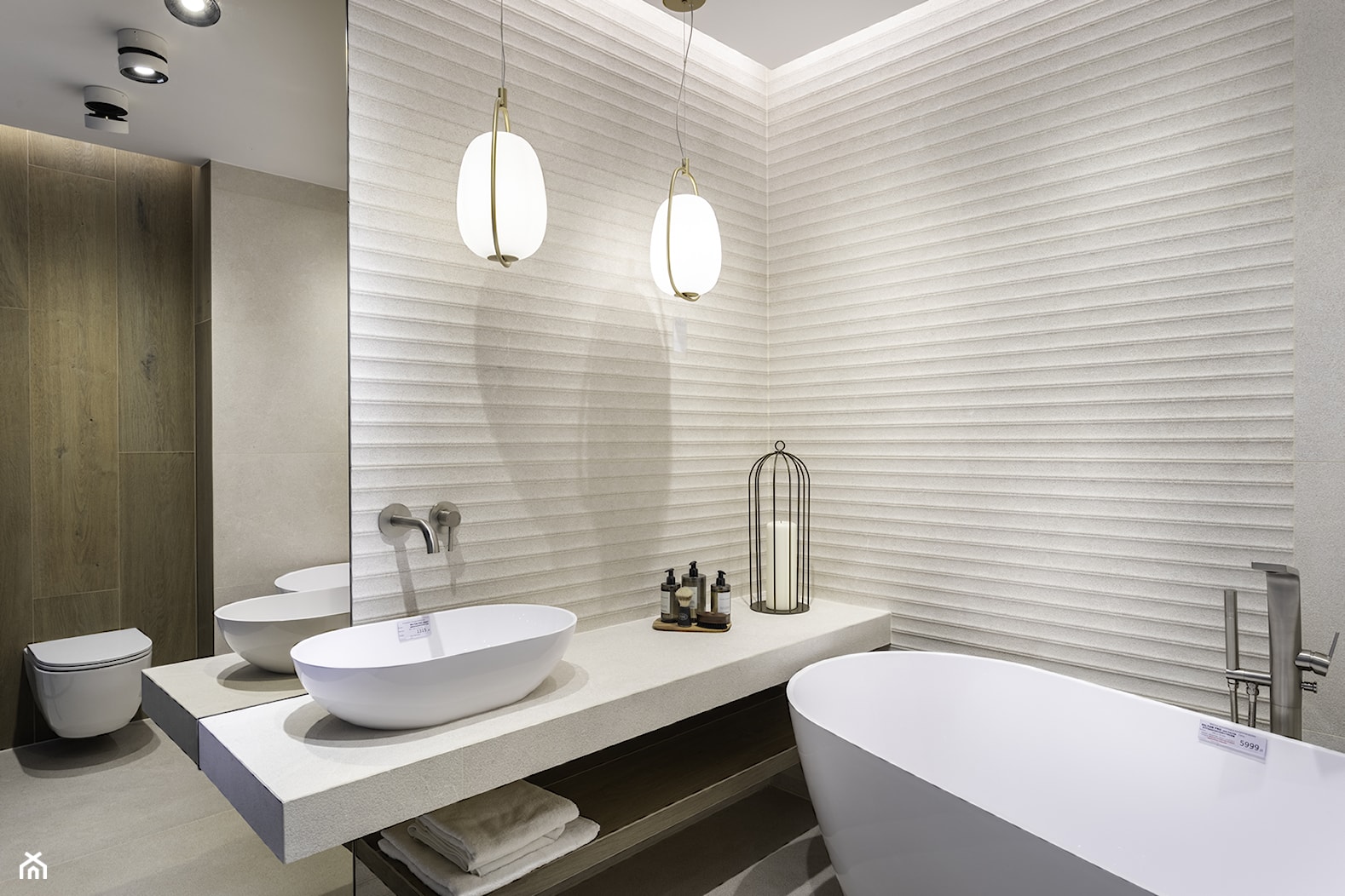 Beżowa łazienka z wanną wolnostojącą i dekoracyjnymi płytkami - zdjęcie od Maxfliz Salony Wyposażenia Wnętrz - Homebook