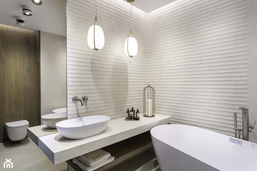 Beżowa łazienka z wanną wolnostojącą i dekoracyjnymi płytkami - zdjęcie od Maxfliz Salony Wyposażenia Wnętrz