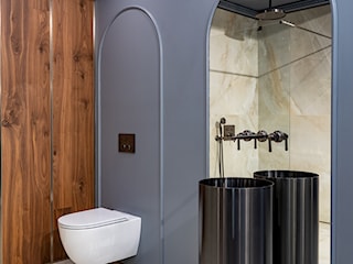 Niebieska łazienka z prysznicem w klasycznym stylu
