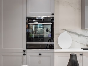 Biała kuchnia z elementami marmuru - zdjęcie od Maxfliz Salony Wyposażenia Wnętrz