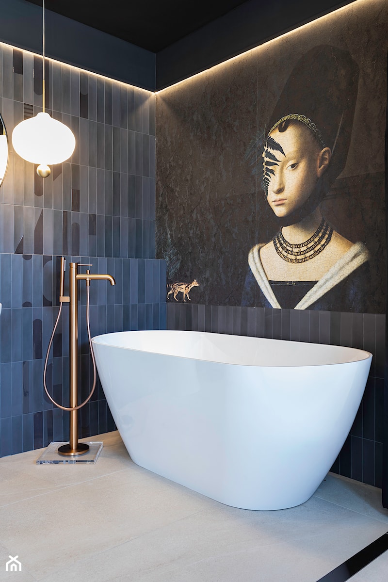 Ciemna łazienka z wanną wolnostojącą i złotą armaturą - zdjęcie od Maxfliz Salony Wyposażenia Wnętrz