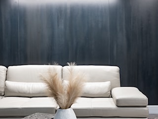 Salon ze skórzanym narożnikiem – połączenie w czerni i bieli