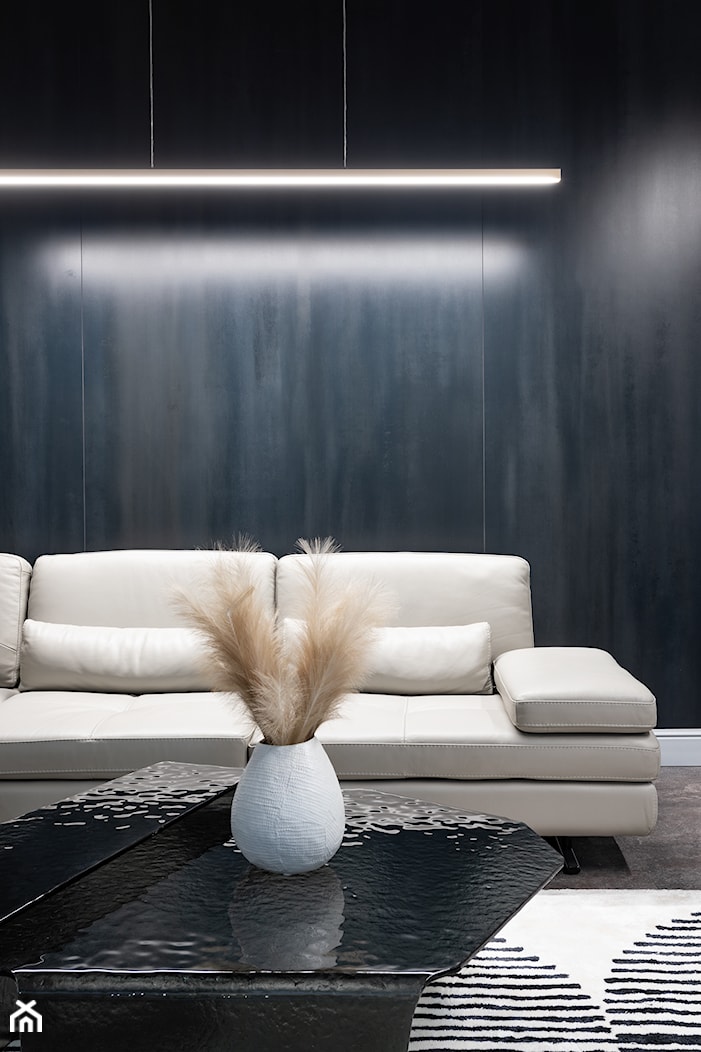 Salon ze skórzanym narożnikiem – połączenie w czerni i bieli - zdjęcie od Maxfliz Salony Wyposażenia Wnętrz - Homebook