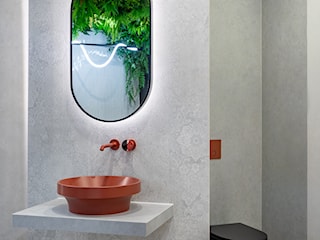 Łazienka z prysznicem i szarymi płytkami w połączeniu z czerwoną armaturą Gessi
