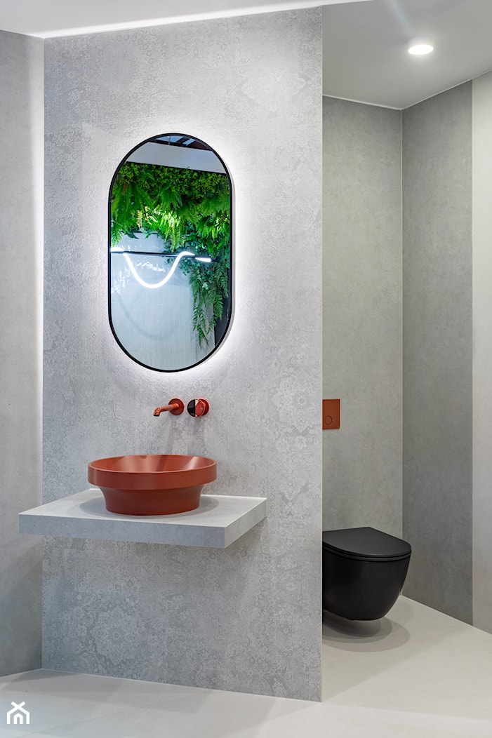 Łazienka z prysznicem i szarymi płytkami w połączeniu z czerwoną armaturą Gessi - zdjęcie od Maxfliz Salony Wyposażenia Wnętrz - Homebook