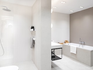 Jasna łazienka z wanną – inspiracja w stylu warm minimalism
