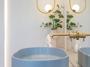 Łazienka z prysznicem w delikatnych kolorach – inspiracja w błękicie i złocie - zdjęcie od Maxfliz Salony Wyposażenia Wnętrz