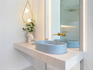 Łazienka z prysznicem w delikatnych kolorach – inspiracja w błękicie i złocie - zdjęcie od Maxfliz Salony Wyposażenia Wnętrz