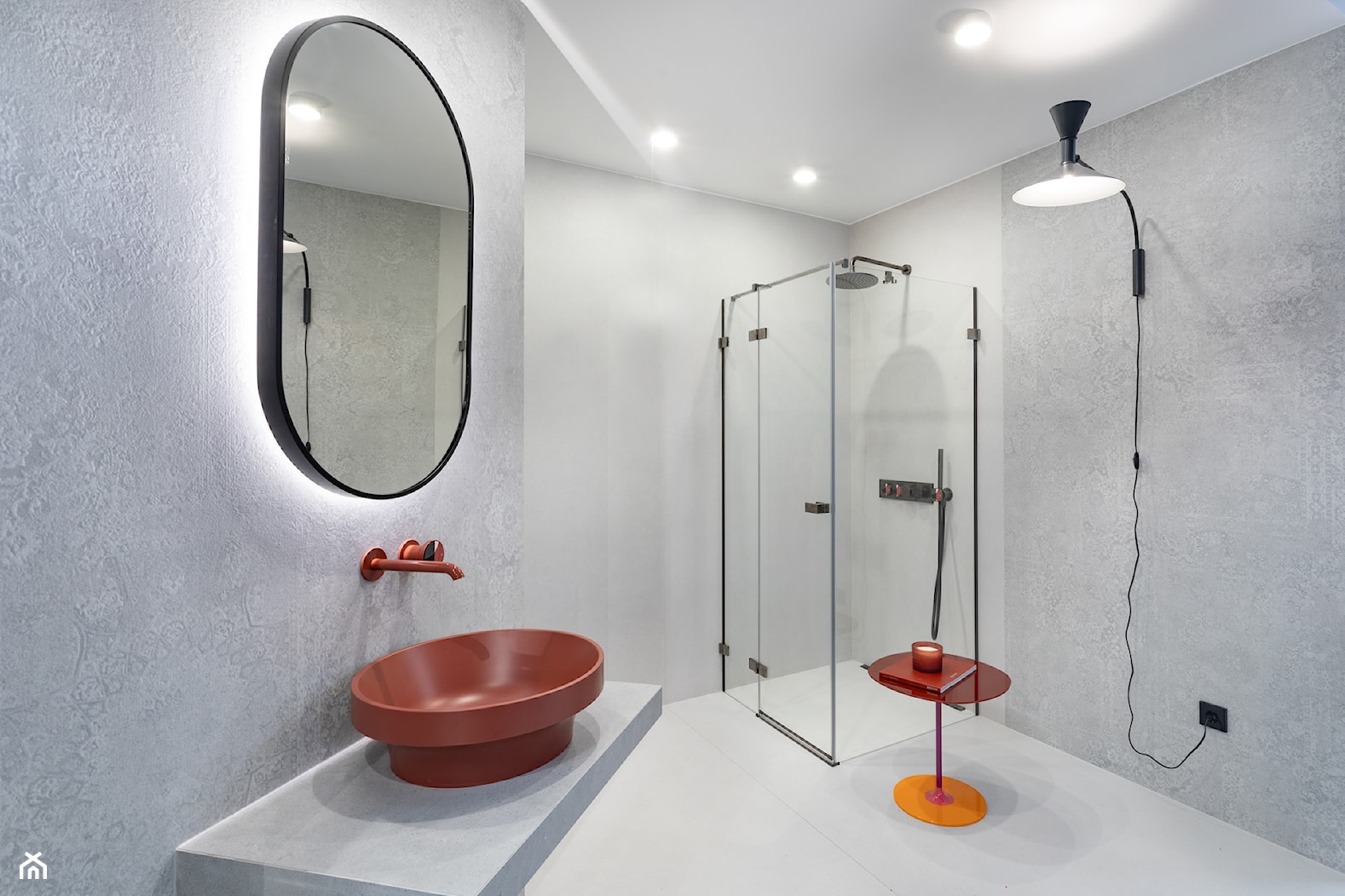 Łazienka z prysznicem i szarymi płytkami w połączeniu z czerwoną armaturą Gessi - zdjęcie od Maxfliz Salony Wyposażenia Wnętrz - Homebook