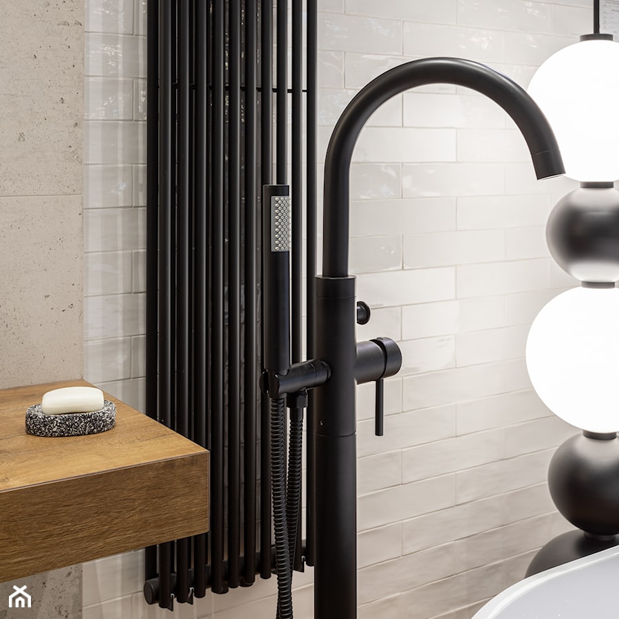 Nowoczesna łazienka z wanną – inspiracja z betonem i drewnem - zdjęcie od Maxfliz Salony Wyposażenia Wnętrz
