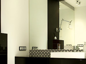 Łazienka „z Barcelony” | Bathroom „from Barcelona” - Mała na poddaszu bez okna z lustrem łazienka, styl nowoczesny - zdjęcie od Pracownia Pięknych Wnętrz