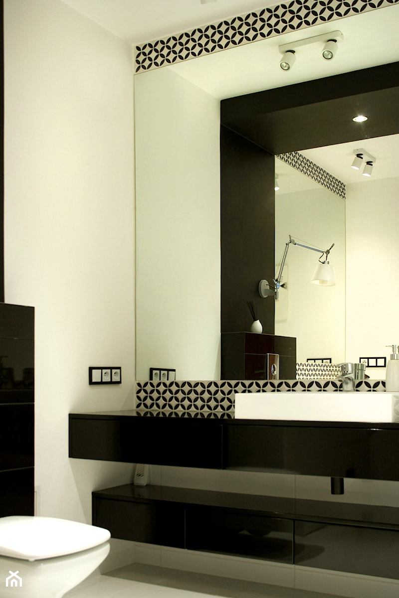 Łazienka „z Barcelony” | Bathroom „from Barcelona” - Mała na poddaszu bez okna z lustrem łazienka, styl nowoczesny - zdjęcie od Pracownia Pięknych Wnętrz