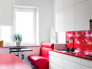 Czerwona kuchnia | Red Kitchen - Średnia otwarta zamknięta czerwona z zabudowaną lodówką kuchnia dwurzędowa, styl nowoczesny - zdjęcie od Pracownia Pięknych Wnętrz