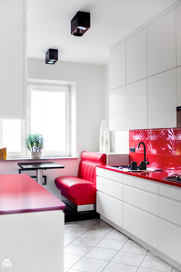 Czerwona kuchnia | Red Kitchen - Średnia otwarta zamknięta czerwona z zabudowaną lodówką kuchnia dwurzędowa, styl nowoczesny - zdjęcie od Pracownia Pięknych Wnętrz - Homebook