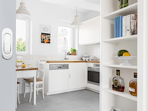 Prowansalska kuchnia | Provence Kitchen - Średnia otwarta biała z zabudowaną lodówką kuchnia z oknem, styl prowansalski - zdjęcie od Pracownia Pięknych Wnętrz
