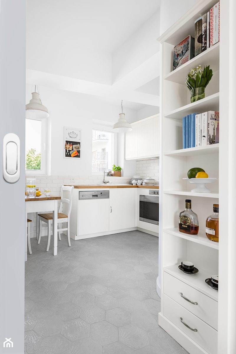 Prowansalska kuchnia | Provence Kitchen - Średnia otwarta biała z zabudowaną lodówką kuchnia z oknem, styl prowansalski - zdjęcie od Pracownia Pięknych Wnętrz