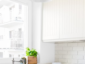 Prowansalska kuchnia | Provence Kitchen - Mała zamknięta biała z zabudowaną lodówką z nablatowym zlewozmywakiem kuchnia w kształcie litery l z oknem, styl prowansalski - zdjęcie od Pracownia Pięknych Wnętrz