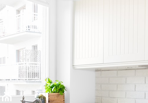 Prowansalska kuchnia | Provence Kitchen - Mała zamknięta biała z zabudowaną lodówką z nablatowym zlewozmywakiem kuchnia w kształcie litery l z oknem, styl prowansalski - zdjęcie od Pracownia Pięknych Wnętrz