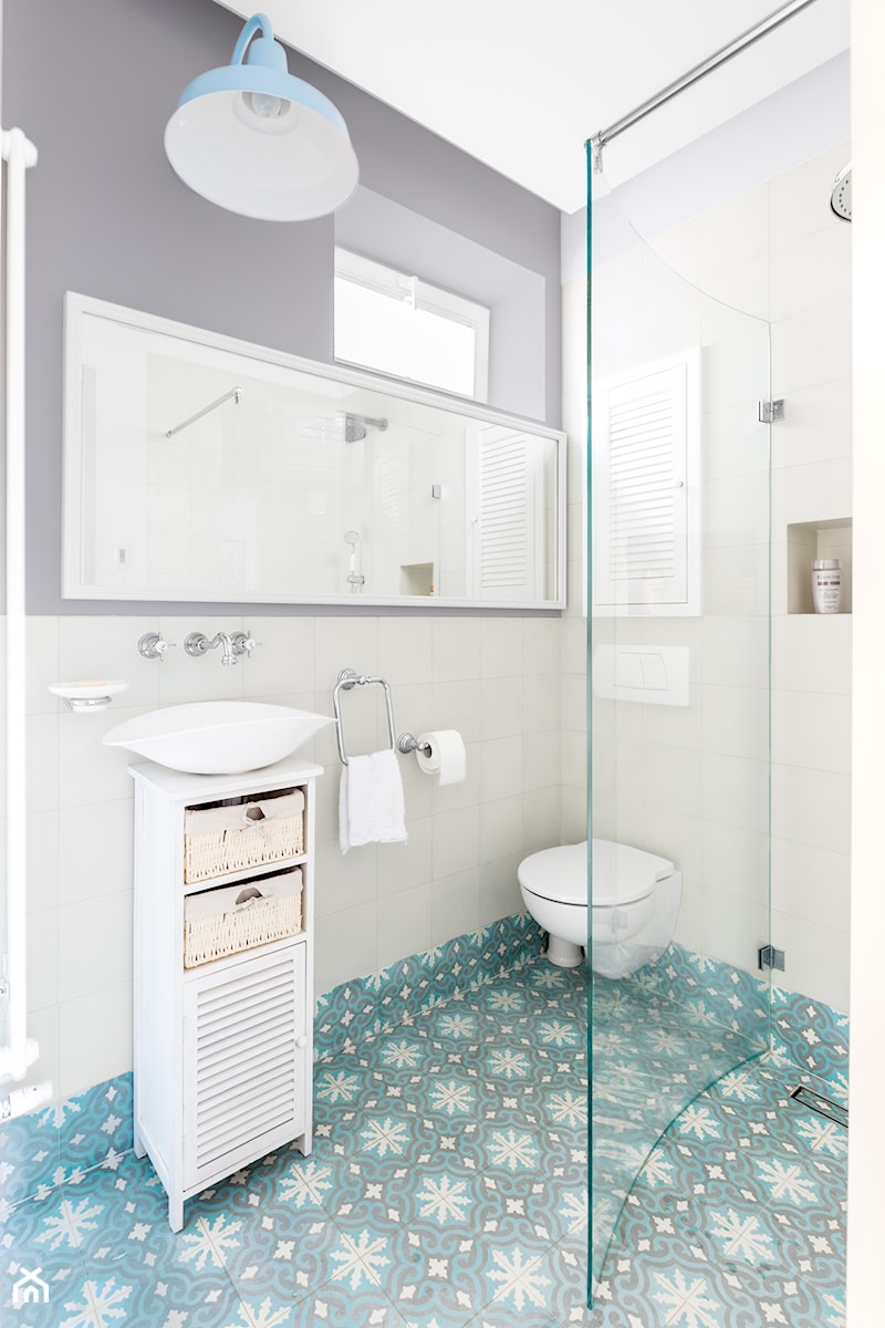 Łazienka ulotna | Weightless bathroom - Średnia z lustrem łazienka z oknem, styl prowansalski - zdjęcie od Pracownia Pięknych Wnętrz