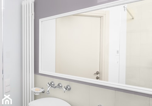 Łazienka ulotna | Weightless bathroom - Mała z lustrem łazienka z oknem, styl prowansalski - zdjęcie od Pracownia Pięknych Wnętrz