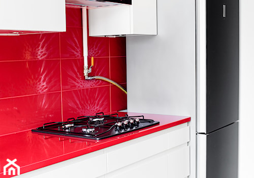 Czerwona kuchnia | Red Kitchen - Mała średnia otwarta zamknięta czerwona z zabudowaną lodówką z lodówką wolnostojącą kuchnia jednorzędowa, styl nowoczesny - zdjęcie od Pracownia Pięknych Wnętrz