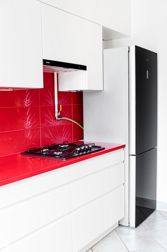 Czerwona kuchnia | Red Kitchen - Mała średnia otwarta zamknięta czerwona z zabudowaną lodówką z lodówką wolnostojącą kuchnia jednorzędowa, styl nowoczesny - zdjęcie od Pracownia Pięknych Wnętrz - Homebook