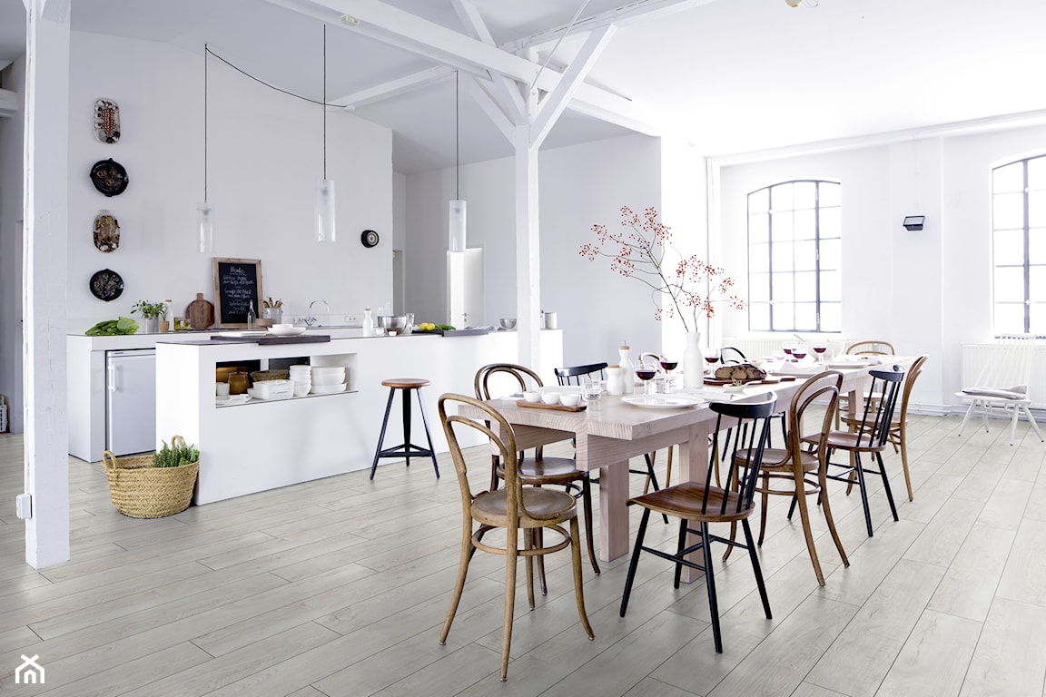biała kuchnia w stylu eko, eklektyczne krzesła w jadalni, industrialne lampy wiszące