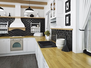 Blaty kuchenne - Średnia biała z zabudowaną lodówką kuchnia w kształcie litery l z oknem - zdjęcie od SWISS KRONO