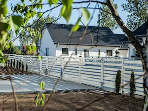SWISS KRONO HOUSE - Średni ogród w stylu skandynawskim przed domem - zdjęcie od SWISS KRONO