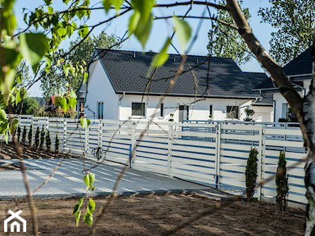 Aranżacje wnętrz - Ogród: SWISS KRONO HOUSE - Średni ogród w stylu skandynawskim przed domem - SWISS KRONO. Przeglądaj, dodawaj i zapisuj najlepsze zdjęcia, pomysły i inspiracje designerskie. W bazie mamy już prawie milion fotografii!