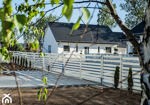 SWISS KRONO HOUSE - Średni ogród w stylu skandynawskim przed domem - zdjęcie od SWISS KRONO