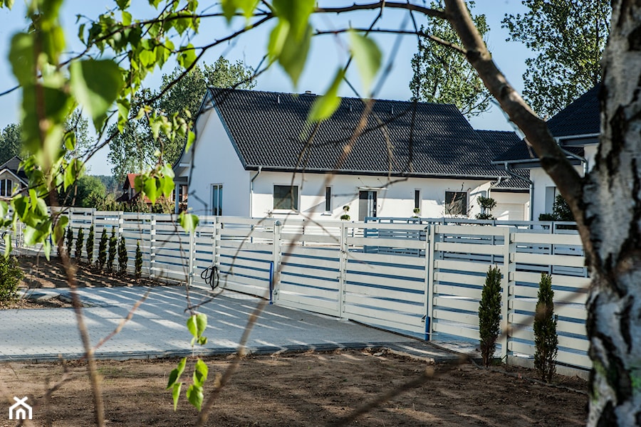 SWISS KRONO HOUSE - Średni ogród w stylu skandynawskim przed domem - zdjęcie od SWISS KRONO