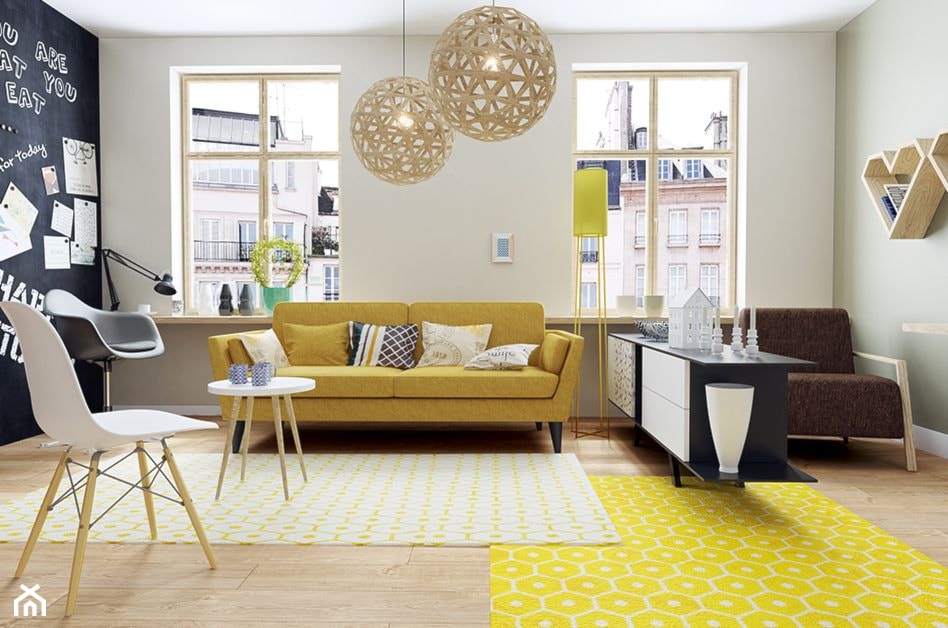 salon w stylu skandynawskim z żółtymi dodatkami