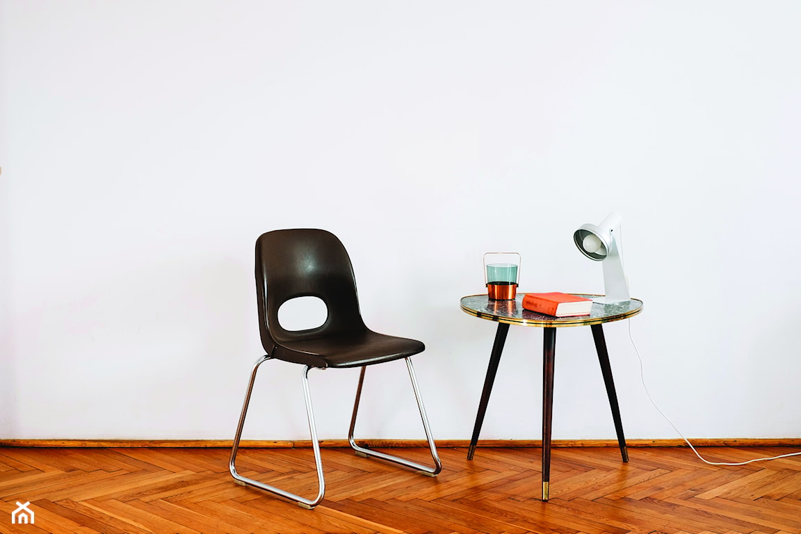 krzesełko i stolik w stylu lat 60.