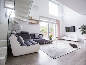 Podłoga do nowoczesnego mieszkania - Średni biały salon z antresolą, styl minimalistyczny - zdjęcie od SWISS KRONO