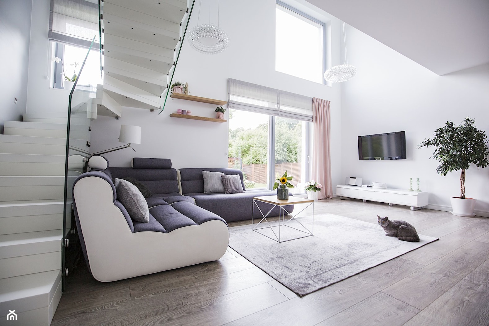 Podłoga do nowoczesnego mieszkania - Średni biały salon z antresolą, styl minimalistyczny - zdjęcie od SWISS KRONO - Homebook